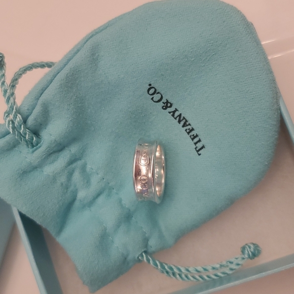 Tiffany new  concave  gorgeous round ring never used packed away bag away boxed - Picture 3 of 9